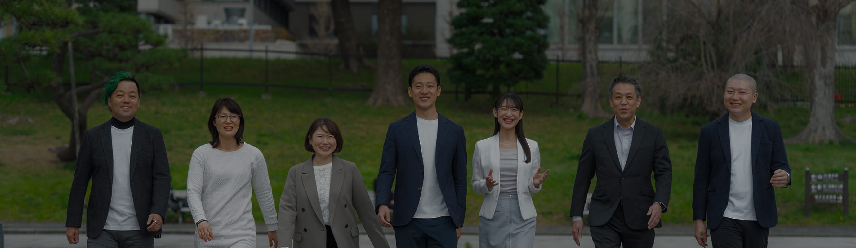 私たちについてのヒーロー画像